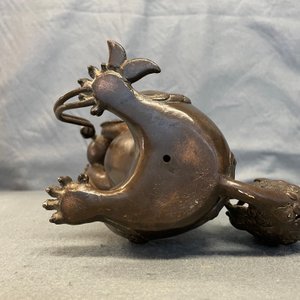 Een Chinese gelakte bronzen wierookbrander in de vorm van een boeddhistische leeuw, Ming — foto 14