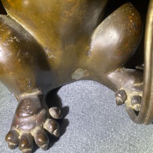 Een Chinese gelakte bronzen wierookbrander in de vorm van een boeddhistische leeuw, Ming — foto 19