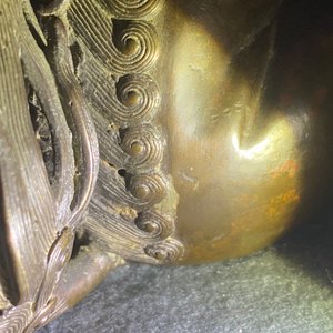 Een Chinese gelakte bronzen wierookbrander in de vorm van een boeddhistische leeuw, Ming — foto 23