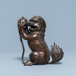 Een Chinese gelakte bronzen wierookbrander in de vorm van een boeddhistische leeuw, Ming — foto 6