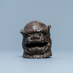 Een Chinese gelakte bronzen wierookbrander in de vorm van een boeddhistische leeuw, Ming — foto 10