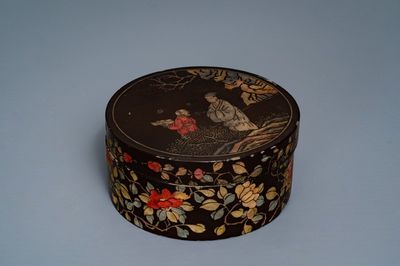 Een Chinese gelakte coromandel houten dekseldoos, 17/18e eeuw