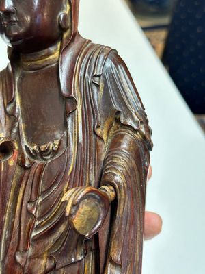 Een Chinese gelakte en deels vergulde houten Guanyin, Ming — foto 3