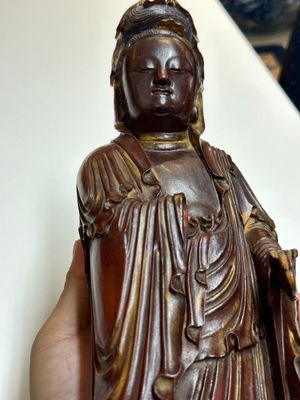 Een Chinese gelakte en deels vergulde houten Guanyin, Ming — foto 4
