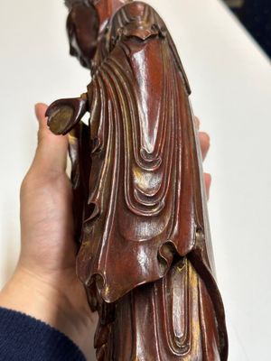 Een Chinese gelakte en deels vergulde houten Guanyin, Ming — foto 7
