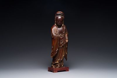 Een Chinese gelakte en deels vergulde houten Guanyin, Ming