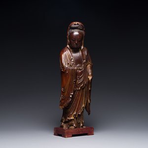 Een Chinese gelakte en deels vergulde houten Guanyin, Ming — foto 1