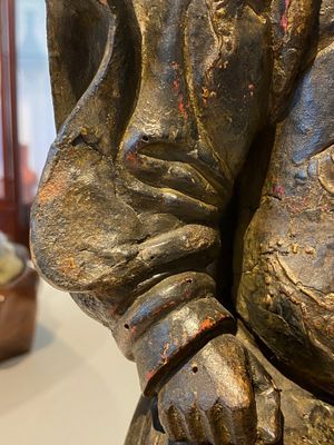 Een Chinese gelakte en gepolychromeerde houten sculptuur van een boeddhistische wachter, Ming — foto 17