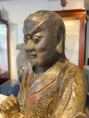 Een Chinese gelakte en gepolychromeerde houten sculptuur van een boeddhistische wachter, Ming — foto 7