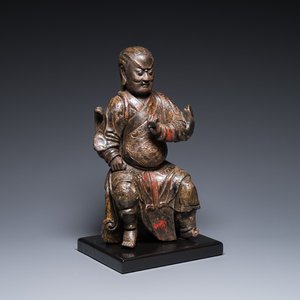 Een Chinese gelakte en gepolychromeerde houten sculptuur van een boeddhistische wachter, Ming — foto 1