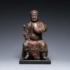 Een Chinese gelakte en gepolychromeerde houten sculptuur van een boeddhistische wachter, Ming — foto 2