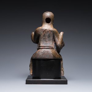 Een Chinese gelakte en gepolychromeerde houten sculptuur van een boeddhistische wachter, Ming — foto 4