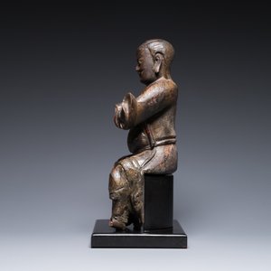 Een Chinese gelakte en gepolychromeerde houten sculptuur van een boeddhistische wachter, Ming — foto 5