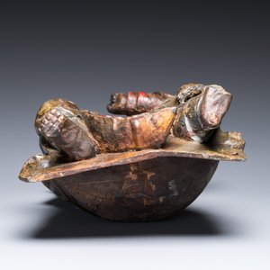 Een Chinese gelakte en gepolychromeerde houten sculptuur van een boeddhistische wachter, Ming — foto 7