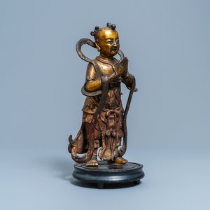 Een Chinese gelakte en vergulde bronzen figuur van een dienaar, Ming — foto 1