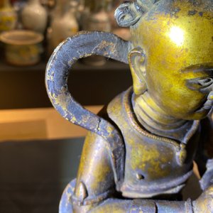 Een Chinese gelakte en vergulde bronzen figuur van een dienaar, Ming — foto 11