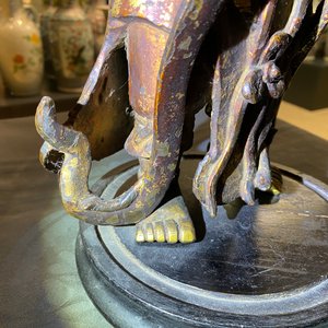 Een Chinese gelakte en vergulde bronzen figuur van een dienaar, Ming — foto 14