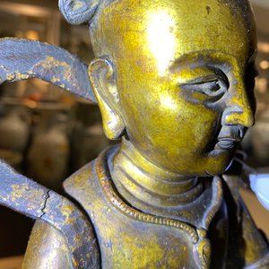 Een Chinese gelakte en vergulde bronzen figuur van een dienaar, Ming — foto 18
