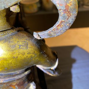 Een Chinese gelakte en vergulde bronzen figuur van een dienaar, Ming — foto 20