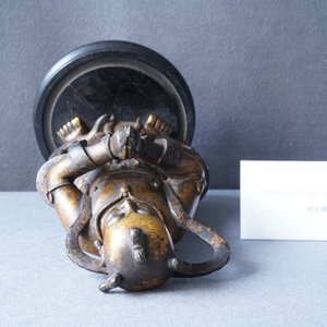 Een Chinese gelakte en vergulde bronzen figuur van een dienaar, Ming — foto 10