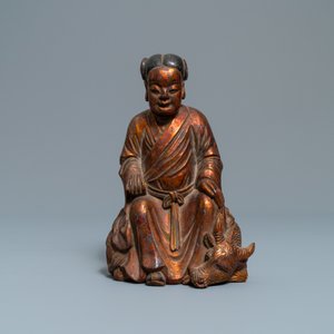 Een Chinese gelakte en vergulde houten figuur van een jongen op een os, 18/19e eeuw — foto 2