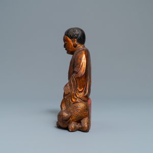 Een Chinese gelakte en vergulde houten figuur van een jongen op een os, 18/19e eeuw — foto 3