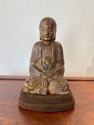 Een Chinese gelakte en vergulde houten sculptuur van een Arhat, Ming — foto 1
