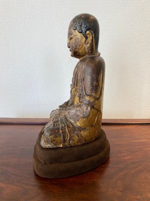 Een Chinese gelakte en vergulde houten sculptuur van een Arhat, Ming — foto 2