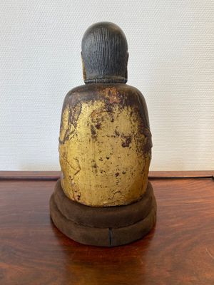 Een Chinese gelakte en vergulde houten sculptuur van een Arhat, Ming — foto 3
