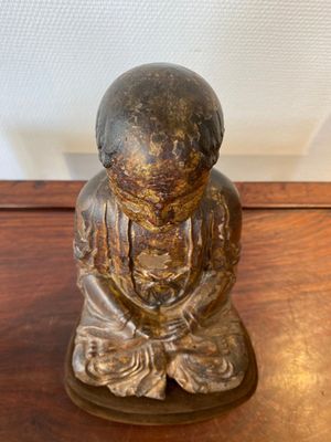 Een Chinese gelakte en vergulde houten sculptuur van een Arhat, Ming — foto 5