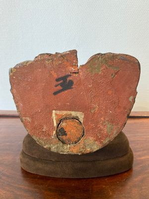 Een Chinese gelakte en vergulde houten sculptuur van een Arhat, Ming — foto 6