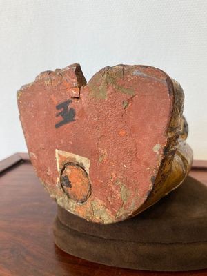 Een Chinese gelakte en vergulde houten sculptuur van een Arhat, Ming — foto 7