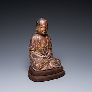 Een Chinese gelakte en vergulde houten sculptuur van een Arhat, Ming — foto 1