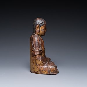 Een Chinese gelakte en vergulde houten sculptuur van een Arhat, Ming — foto 3