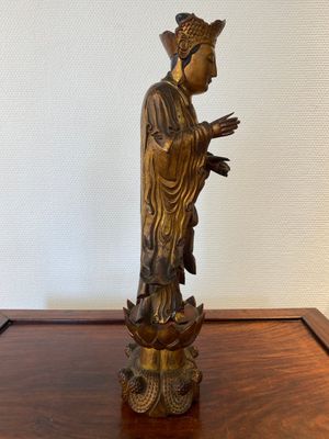 Een Chinese gelakte en vergulde houten sculptuur van een monnik, Qing — foto 2