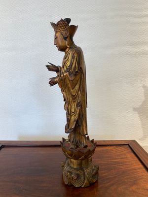 Een Chinese gelakte en vergulde houten sculptuur van een monnik, Qing — foto 4