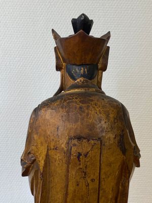 Een Chinese gelakte en vergulde houten sculptuur van een monnik, Qing — foto 9