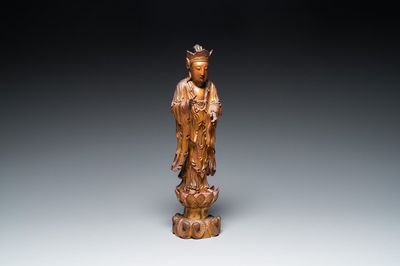 Een Chinese gelakte en vergulde houten sculptuur van een monnik, Qing