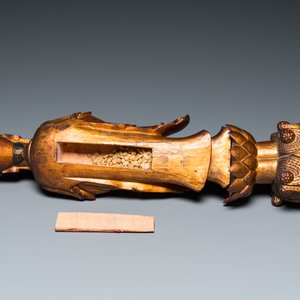 Een Chinese gelakte en vergulde houten sculptuur van een monnik, Qing — foto 6