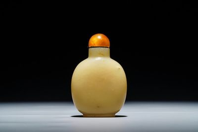 Een Chinese gele jade snuiffles, 19/20e eeuw