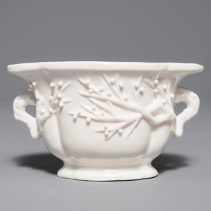 Een Chinese gelobde blanc de Chine twee-orige wijnkom, Kangxi — foto 1