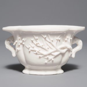 Een Chinese gelobde blanc de Chine twee-orige wijnkom, Kangxi — foto 2