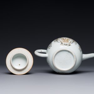 Een Chinese gemonogrammeerde grisaille en verguld export porseleinen theepot, Qianlong — foto 3