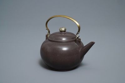 Een Chinese gepolijste Bencharong Yixing steengoed theepot voor de Thaise markt, 19e eeuw
