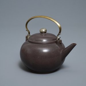Een Chinese gepolijste Bencharong Yixing steengoed theepot voor de Thaise markt, 19e eeuw — foto 1
