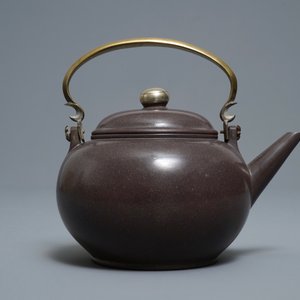 Een Chinese gepolijste Bencharong Yixing steengoed theepot voor de Thaise markt, 19e eeuw — foto 2