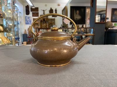Een Chinese gepolijste Yixing steengoed theepot voor de Thaise markt, 19e eeuw — foto 2