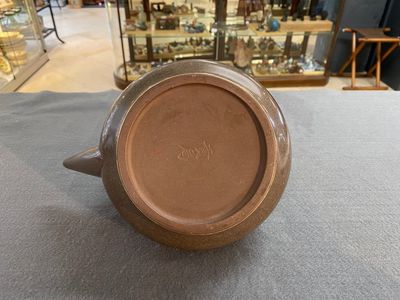 Een Chinese gepolijste Yixing steengoed theepot voor de Thaise markt, 19e eeuw — foto 4