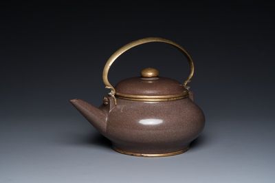 Een Chinese gepolijste Yixing steengoed theepot voor de Thaise markt, 19e eeuw
