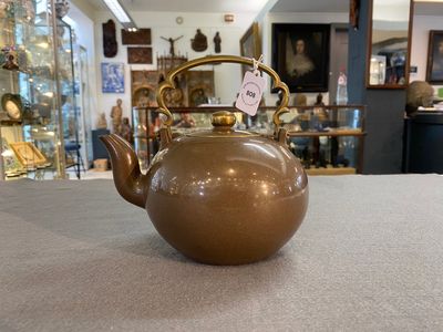 Een Chinese gepolijste Yixing steengoed theepot voor de Thaise markt, 19e eeuw — foto 1